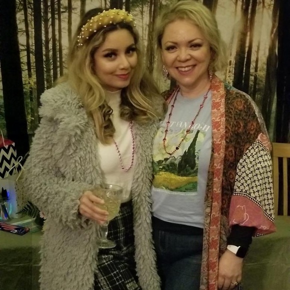 Meet your Posher, Glitzologyfinds - Picture 1 of 1